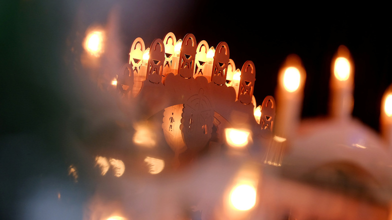 Lichterglanz bei der Gröbaer Straßenweihnacht: Auch eine Lichterkette  „für ein menschenwürdiges Leben aller Menschen in Frieden und Gerechtigkeit“ ist am Vorabend des zweiten Advents geplant.