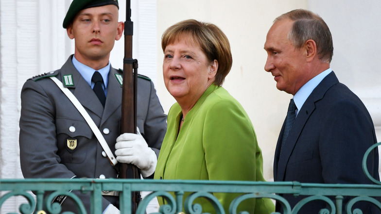 Bundeskanzlerin Angela Merkel (CDU) begrüßt Putin im August 2018 vor dem Gästehaus der Bundesregierung.