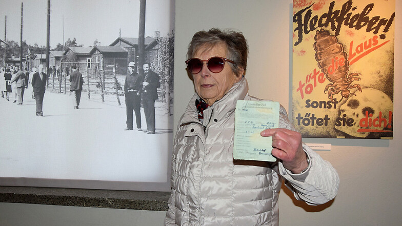 Rosemarie Scholz zeigt den Lagerausweis ihres Bruders.