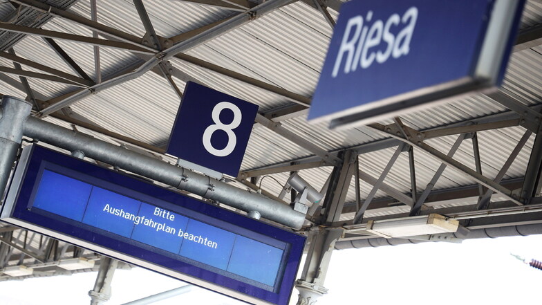 Am Riesaer Bahnhof soll es künftig mehr Möglichkeiten geben, seine Fahrkarte zu bezahlen.