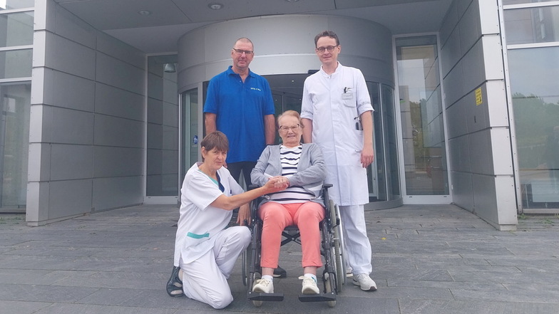 Rosmarie Schwarz (r.u.) ist die 100. Patientin des Nachsorgeprogramms "SOS Care" in Meißen. Mit auf dem Foto: Case-Managerin Kerstin Schmidt, Oberarzt Dr. med. Johannes Etzrodt (r.) und der Leiter der Leitstelle "SOS-Care", Uwe Helbig.