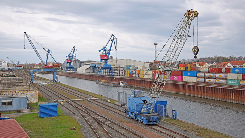 Blick in den Riesaer Hafen. Aussagen des Betreibers zur Steigerung der Warenumschläge haben in der Stadt Kritik hervorgerufen.