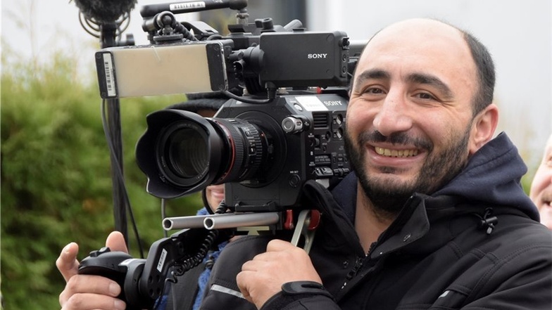 Nichts bringt ihn aus der Ruhe: Der Mann hinter der Kamera heißt Ishak Ciray und ist der Ruhepol im Aufnahmeteam. Auch wenn es regnet oder manche Szenen wiederholt werden müssen.