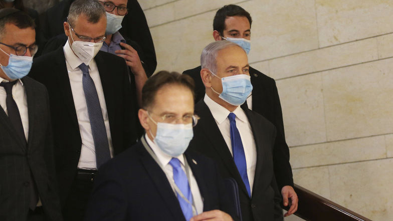 Benjamin Netanjahu (2. Reihe, r), Ministerpräsident von Israel, kommt mit medizinischem Mundschutz zum israelischen Parlament zur Vereidigung der neuen Regierung. Der Termin war bereits zweimal verschoben worden.