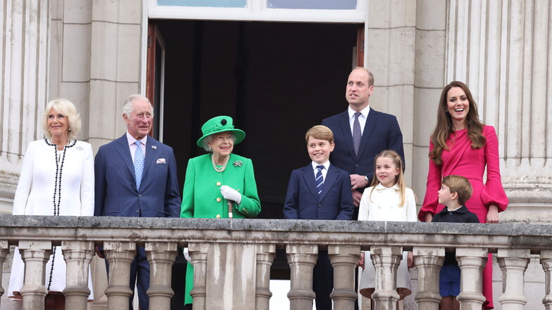 Die königliche Familie: Die Queen ganz in Grün im Juni 2022 auf dem Balkon von Schloss Buckingham zwischen ihrem Sohn, dem Thronfolger Charles, und ihrem Enkel Prinz William mit Familie.