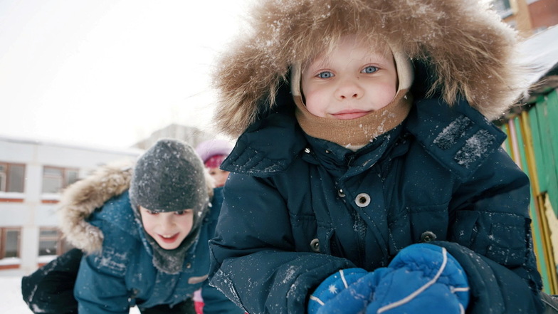 In diesem Winter sind längst nicht alle Kinder gesund genug zum Spielen. Viele leiden an Atemwegsinfekten.