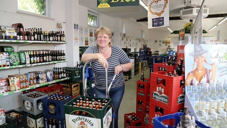 Seit einer Woche arbeitet Hannelore Ramin (50) aus Trebus im Getränkemarkt in Rietschen. Von dem Stellenangebot erfuhr sie bei Facebook, wo ein Bekannter den Post geteilt hatte.