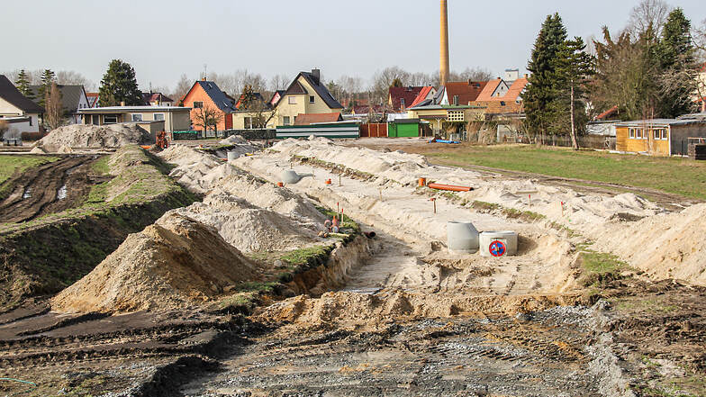 Die Erschließungsarbeiten am neuen Eigenheim-Wohngebiet an der Friedrich-Engels-Straße in Bernsdorf kommen auch in dieser Woche weiter voran.