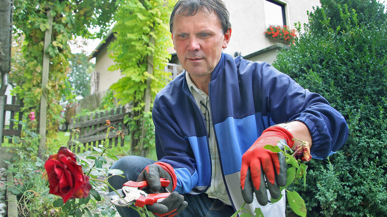 Muss sich nach einer Infektion mit multiresistenten Keimen vor Verletzungen schützen – selbst im Garten: Wolfgang Lindner aus Eppendorf.