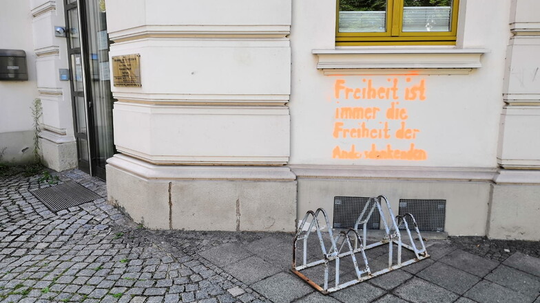 Diesen Spruch malten oder sprühten Unbekannte an die Wand der Arztpraxis in Görlitz.