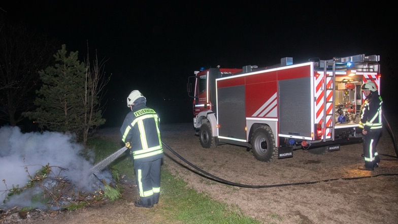 Einen brennenden Haufen mit Grünabfällen mussten Feuerwehrleute in der Nacht zu Donnerstag in Neu-Diehmen löschen. Auch die Bautzener Feuerwehr hatte einen Einsatz.