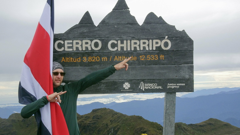 Mark Hegedüs freut sich auf dem höchsten Berg Costa Ricas, dem Cerro Chirripo. Der 44-Jährige ist schon seit 2014 in Lateinamerika unterwegs und hat mittlerweile fast alle Länder der Region kennengelernt.