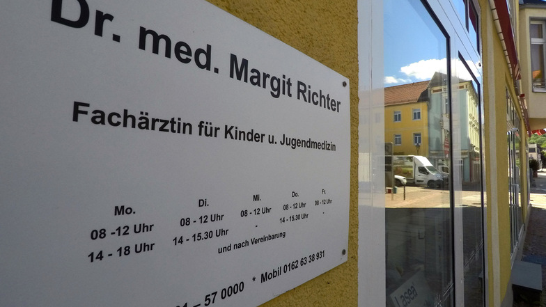 Bisher hatte die Praxis von Dr. Margit Richter in Döbeln am Wochenende sowie an Feiertagen sowohl vormittags als auch nachmittags mit einer Notsprechstunde für Patienten geöffnet. Ab Montag gelten neue Zeiten.