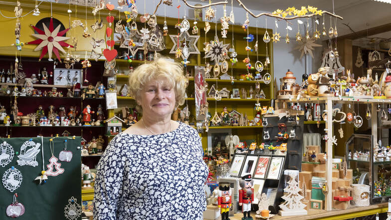 Anne-Kristin Kühnel verkauft Andenken und Geschenke, Eis und Glühwein und hilft Urlaubern mit Rat und Tat.