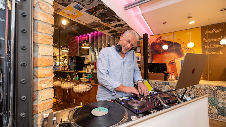 In cooler Atmosphäre durfte im neu gestalteten Rühle-Indigo auf der Poststraße die aktuelle Frühjahrsmode entdeckt werden. Dazu legte Tino Liebe aus Dresden als DJ im Laden auf.