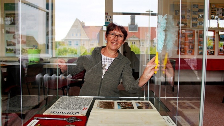 Die Heimatvereinsvorsitzende Carola Schael war mit dem Staubwedel im Museum unterwegs. Durch die Fenster im Hintergrund lugt die Schule, deren bewegte Geschichte beim Heimatverein in Form einer Chronik in sehr guten Händen ist.