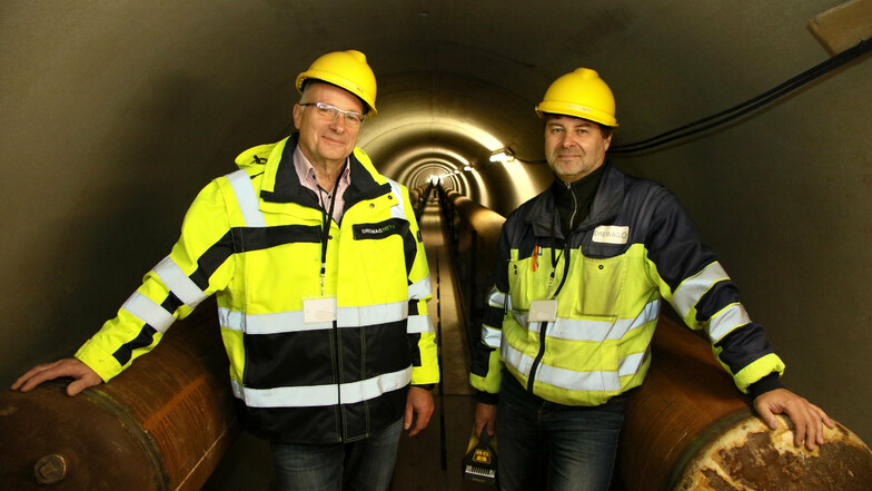 Fernwärme-Abteilungsleiter Bernd Lehmann (l.) und Netzingenieur Frank Döhnert freuen sich, dass die Leitungen im Tunnel zügig eingezogen werden.