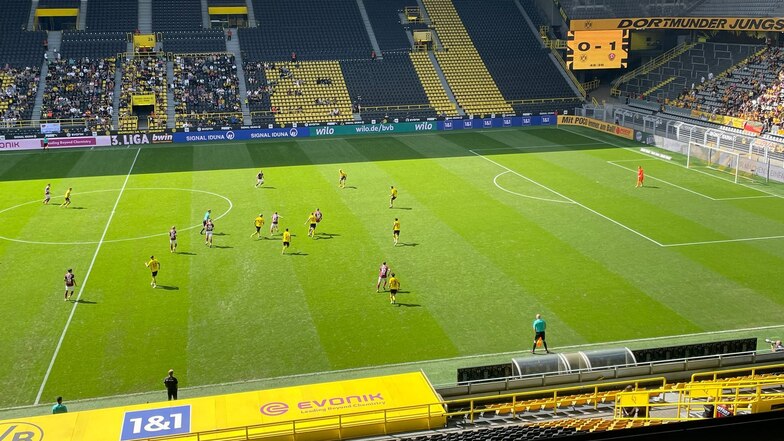 Dynamo Dresden spielt im Dortmunder Signal Iduna Park und führt zur Pause mit 1:0.