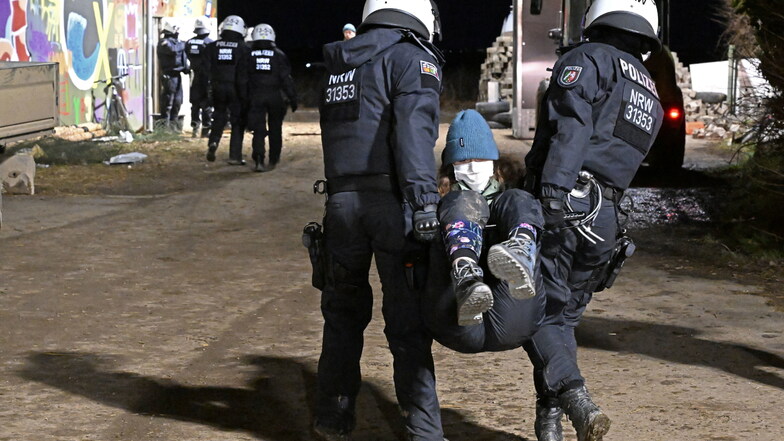Überwiegend friedlicher Protest an Tag 1: Polizei räumt Lützerath