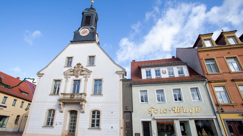 Die öffentliche Toilette am Wilsdruffer Markt befindet sich zwischen dem historischen Rathaus und dem Foto-Geschäft.