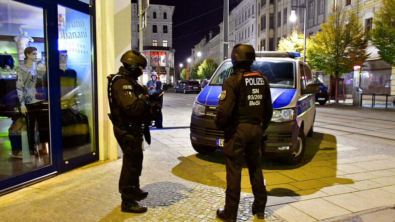 Großaufgebot der Polizei am 6. November in Görlitz: Zwei Syrer hatten mit vermeintlich scharfen Waffen im Internet posiert.
