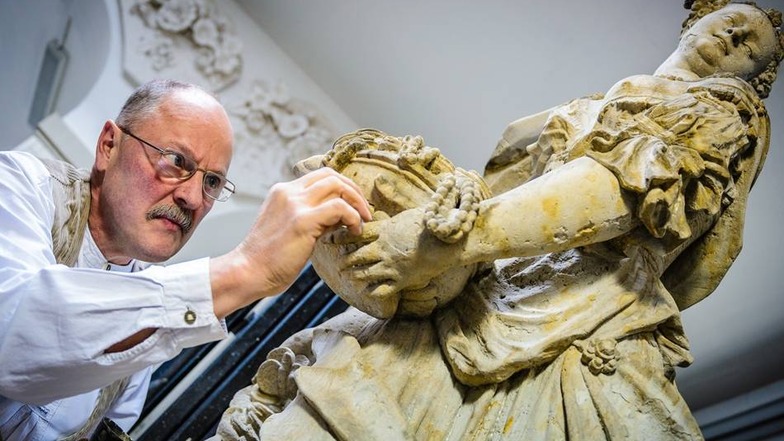 Eine ruhige Hand braucht Andreas Bönisch. Der Steinmetz restauriert in der Zwingerbauhütte die Skulptur „Allegorie der Freigiebigkeit“.