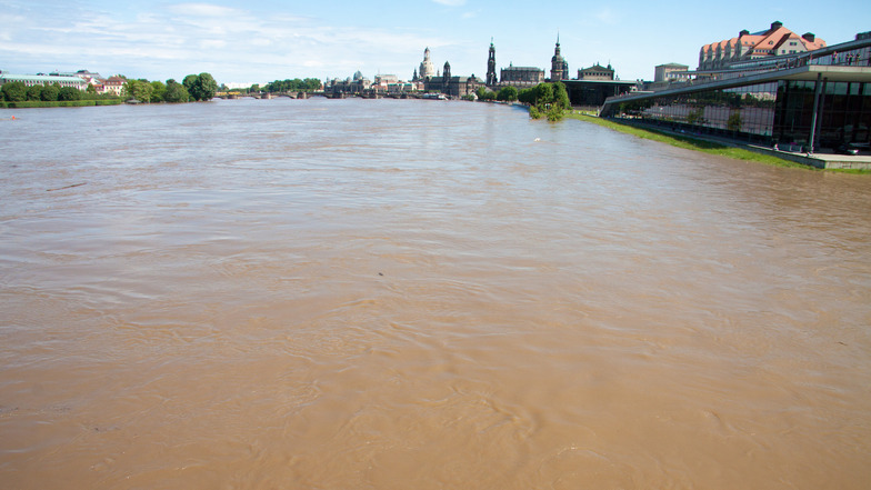 Bei der Juniflut 2013 war Dresden schon wesentlich besser geschützt als beim Jahrhundert-Hochwasser 2002. Jetzt bereitet die Landestalsperrenverwaltung den Bau eines guten Flutschutzes für weitere Stadtteile wie Laubegast vor.
