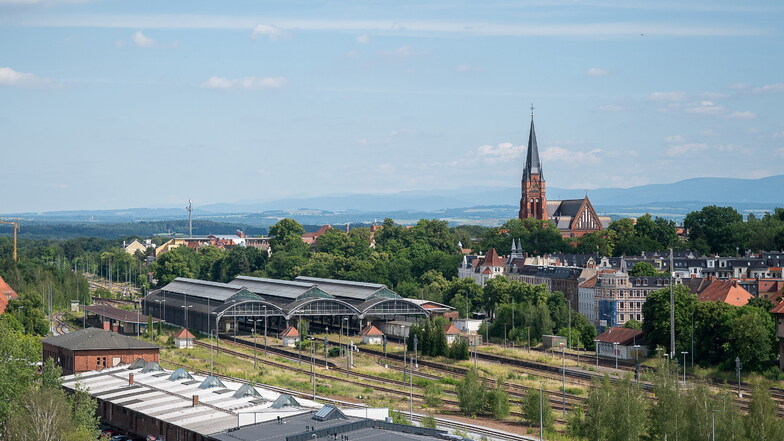 Die Bahnsteighallen (Bildmitte) im Bahnhof Görlitz sollen 2023/24 saniert werden.