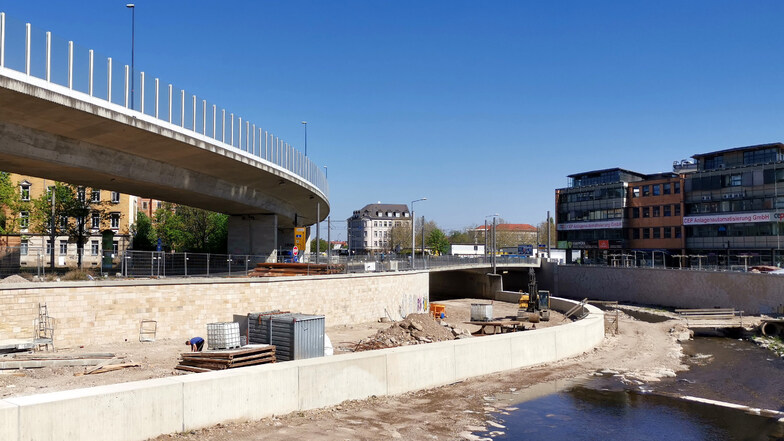Der Ausbau des Weißeritzknicks zwischen den Brücken Kesselsdorfer und Löbtauer Straße nähert sich dem Ende. Hier wurden höhere Uferwände und eine Mittelmauer gebaut.