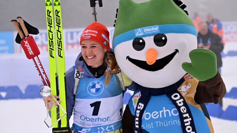 Denise Herrmann-Wick feiert mit dem Oberhofer Biathlon-Maskottchen Flocke ihre Silbermedaille.