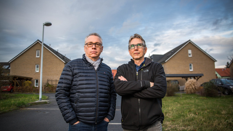 Christian Hoffmann (l.) und Günter Gießler drängen mit ihrer Bürgerinitiative darauf, dass endlich der Hochwasserschutz für die Laubegaster Viterra-Siedlung am Altelbarm errichtet wird.