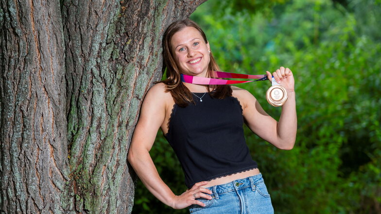Tina Punzel mit der Erinnerung an ihren größten Erfolg: Bei den Olympischen Spielen gewann sie im Sommer 2021 Bronze im Synchronspringen vom Dreimeter-Brett.