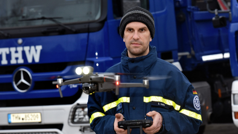 Stephan Holfert vom THW Dippoldiswalde steuert die neue Drohne, mit der die Ortsgruppe ausgestattet wurde.