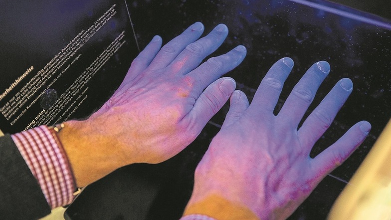 Sind die Hände des Reporters keimfrei? Unterm Schwarzlicht der „Black Box“ zeigen sich noch Lücken. Desinfektion ist das Mittel der Wahl im Kampf gegen Keime. 2017 verbrauchte das Helios-Klinikum Pirna rund 6 000 Liter desinfizierender Stoffe.