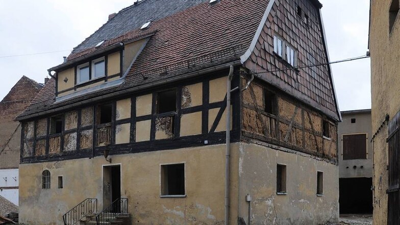 Fachwerkhaus in Bautzen. Der private Eigentümer will das Fachwerkhaus des domstiftlichen Vorwerks am Bautzener Holzmarkt abreißen. Der Antrag wurde aber abgelehnt. Das Fachwerkhaus aus dem 18. Jahrhundert, eines der letzten im Stadtgebiet, verfällt nun zusehends.