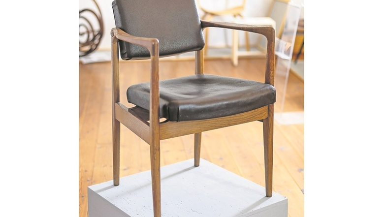Der Dresdner Architekt Siegfried Hausdorf hat diesen Stuhl einem Entwurf von Erich Dieckmann nachempfunden.