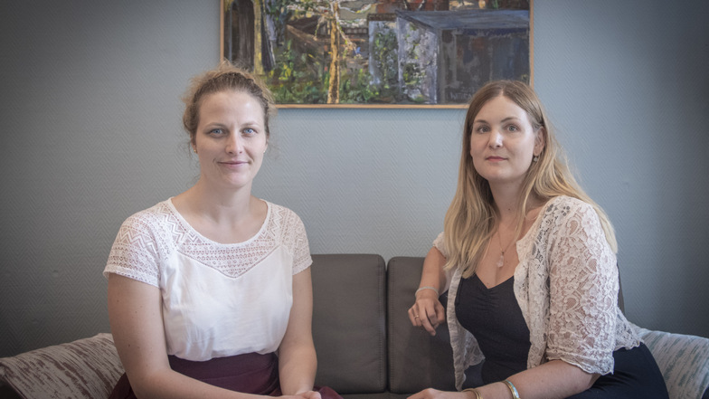 Leila Kölbl (l.) und Mareike Jessing sind zwei Beraterinnen vom Verein „Lebendiger Leben“ des Teams Bautzen. Dienstags, 10 bis 12 Uhr sowie mittwochs, von 13 bis 15 Uhr sind sie in der Bautzner Straße 29 für ihre Klienten da.
