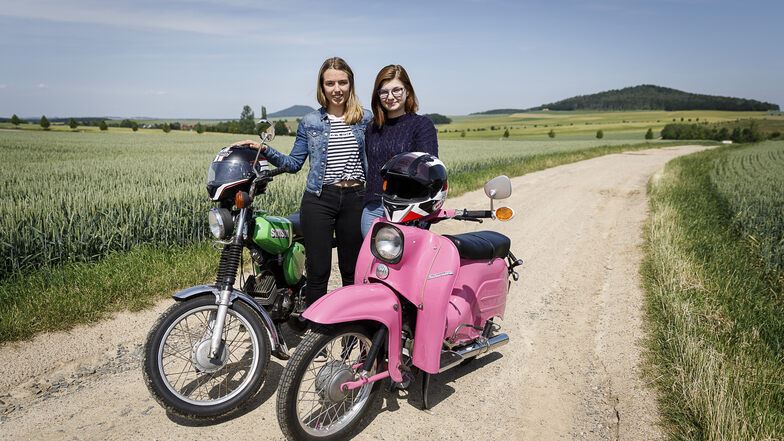 Vier Tage nach ihrem 15. Geburtstag bekam Pia Warkus (li.) ihren Führerschein. Seither fährt sie meist mit ihrem S 51 nach Görlitz zur Schule. Großer Kult auch ist das Moped von ihrer Mitschülerin Theresa Heinrich: eine Schwalbe.