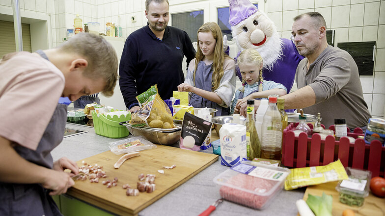 Da-Vinci-Inhaber Philipp Palme (l. h.) sammelt Spenden für die von Karsten Lachmann (r.) betreute Jugendkochschule und die Wichtel (m.), die Heiligabend öffentlich Kinder beschenken.