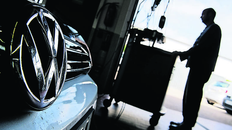Einem VW Golf mit einem 2,0-Liter-Dieselmotor wird in einer Volkswagen-Werkstatt das Update installiert. Immer noch gibt es Fahrzeugbesitzer, die diesen Schritt scheuen, weil sie befürchten, dass das negative Auswirkungen auf die Fahrleistung haben könnte