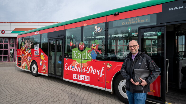 Der Döbelner Betriebsstättenleiter von Regiobus Hagen Lorenz präsentiert einen der beiden Busse im Erdbeer-Design, die unter anderem auf der K-Linie fahren.