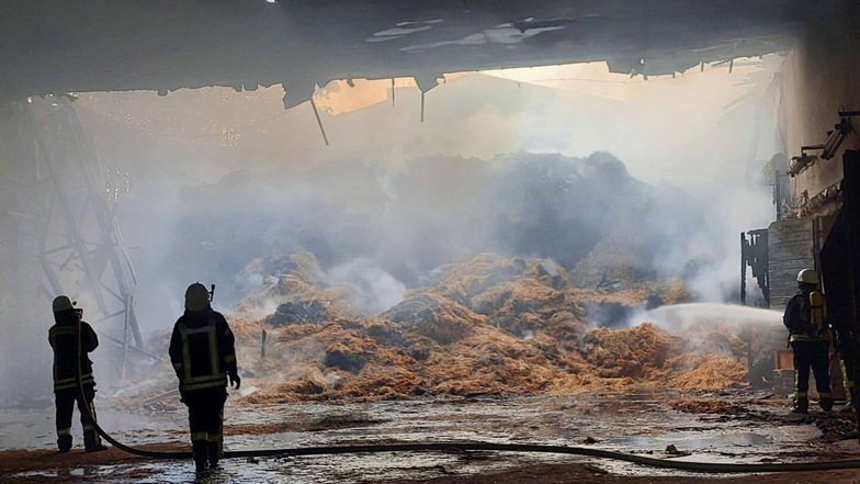 Stauchitz: Großbrand in Agrar-Lagerhalle