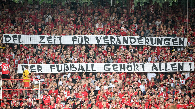 Am 1. Spieltag der aktuellen Bundesliga-Saison zeigten Unioner Fans beim Spiel gegen RB Leipzig Plakate mit der Aufschrift : "DFL: Zeit für Veränderungen der Fußball gehört allen!"