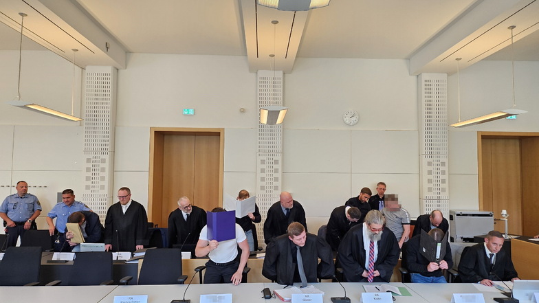 Fünf Angeklagte, zehn Verteidiger, fast 40 Verhandlungstage: Am Landgericht Dresden hat ein Prozess gegen Fans des 1. FC Aue begonnen, die als kriminelle Vereinigung gezielt Anhänger anderer Fußballmannschaften überfallen haben sollen.