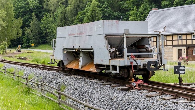 Einen Schotterwagen als technische Hilfe haben sich die Schwarzbachbahner bereits besorgt.