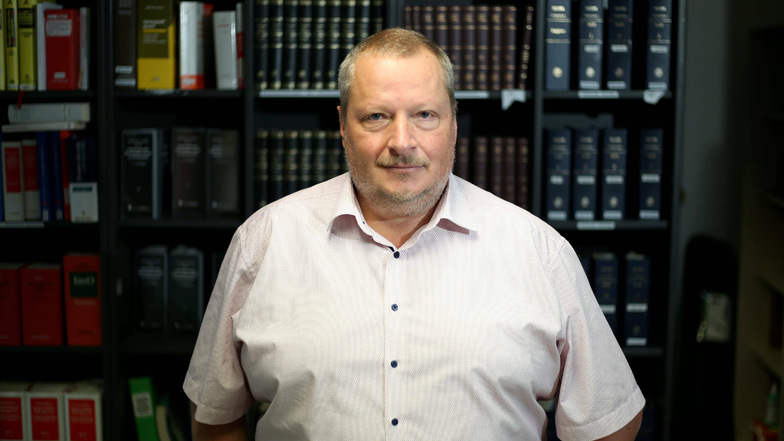 Sebastian Matthieu ist seit über 30 Jahren Staatsanwalt und heute Oberstaatsanwalt in Görlitz. Sein Hauptgebiet: Kapitalverbrechen und Todesermittlungen im Kreis Görlitz.