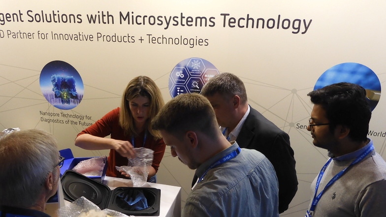 Zu besichtigen: Außer Fachvorträgen gibt es beim Mikrosystemtechnik-Kongress auch Diskussionen an Ausstellungsstücken.