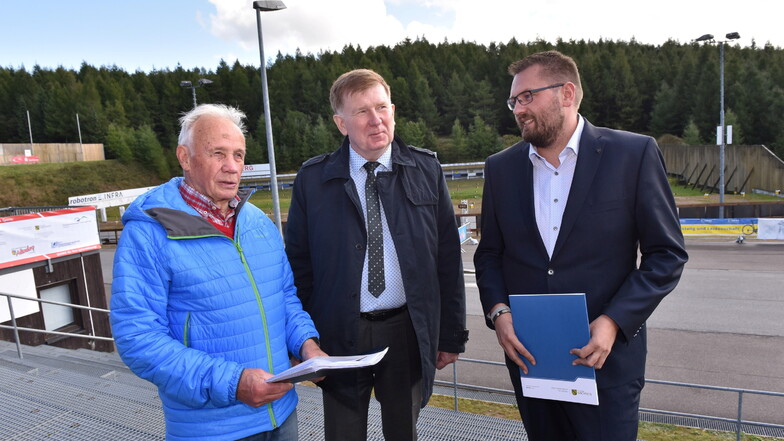 Bürgermeister Markus Wiesenberg (re.) und Rolf Heinemann, der Vorsitzende des Biathlon-Fördervereins (li.) empfingen am Montag Frank Pfeil vom Innenministerium. Dieser hatte gute Nachrichten mitgebracht.