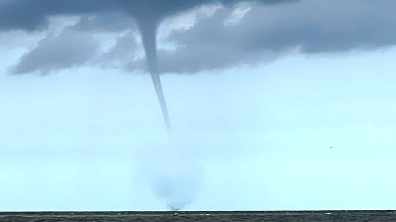 Ein mutmaßlicher Tornado hat am Strand der Nordseeinsel Borkum für kleinere Verwüstungen gesorgt.