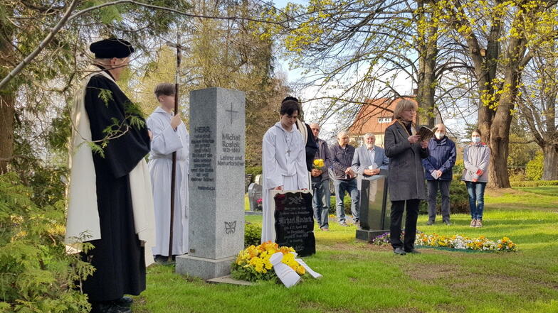 Ein Kreuz und ein Schmetterling zieren die Stele auf dem Gaußiger Friedhof, die seit 1997 an das Wirken von Michael Rostock erinnert. Am Mittwoch fand anlässlich seines 200. Geburtstages ein Gedenken statt.